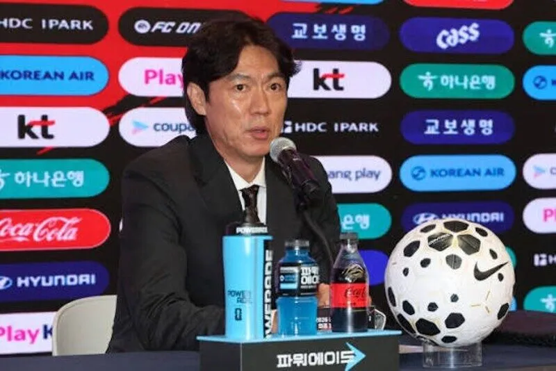 Hong Myung-bo đã bắt bài đối thủ